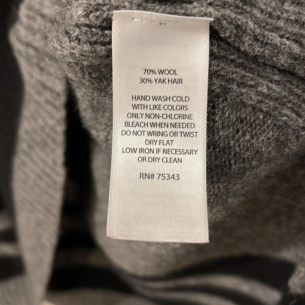 Tahari wool poncho size small - Picture 6 of 6